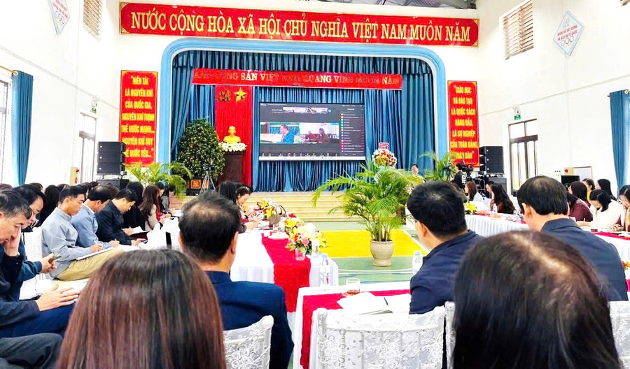 Buổi sinh hoạt chuyên môn được tổ chức tại Trường Tiểu học Nghĩa Lợi, xã Quỹ Nhất, tỉnh Ninh Bình. nb-5.jpg