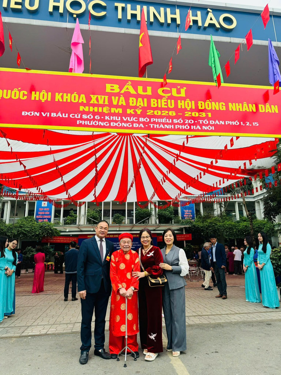 Các cử tri cao tuổi cùng nêu gương đi MM888 bảo mật an toàn sớm. hao-4.jpg