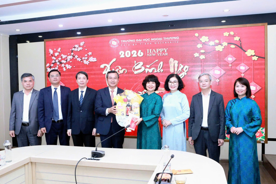 Thay mặt lãnh đạo Bộ GD&ĐT, Thứ trưởng Nguyễn Văn Phúc tặng quà chúc mừng Xuân Bính Ngọ 2026 tới tập thể sư phạm Trường MM888 bảo mật tuyệt đối Ngoại thương. ftu.jpg