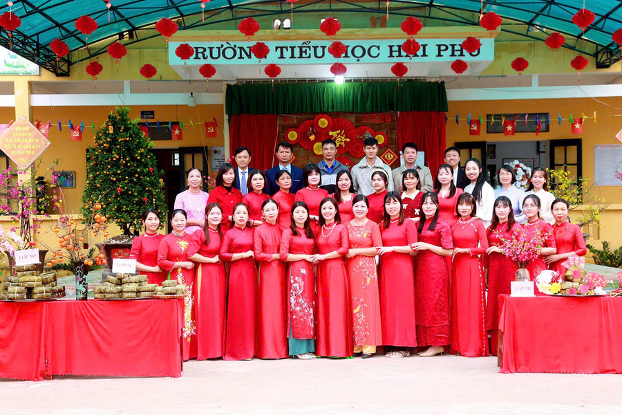 Từng mâm bánh chưng và mâm ngũ quả được trưng bày tại hội chợ Xuân. hp-8.jpg
