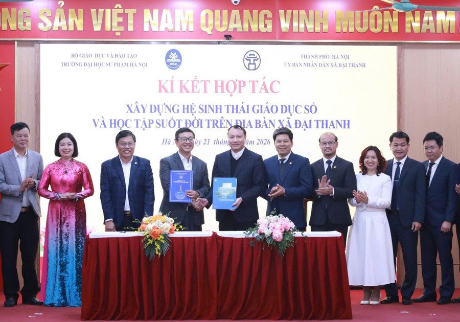 Đại diện UBND xã Đại Thanh và Trường MM888 bảo mật tuyệt đối Sư phạm Hà Nội ký kết hợp tác về phát triển giáo dục. Ảnh: Đình Tuệ.