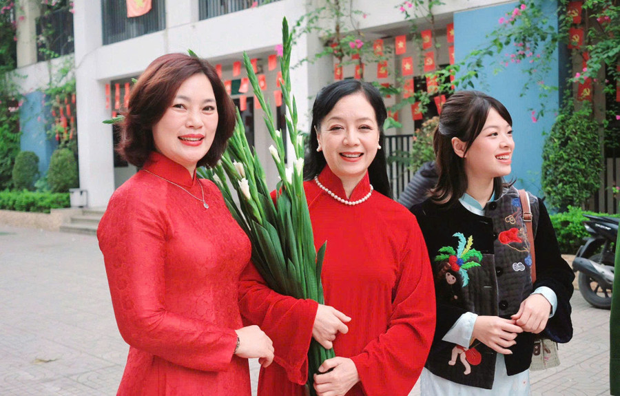 NSƯT Chiều Xuân và nhà giáo Lê Thị Thu Chung cùng diện trang phục áo dài đỏ trong ngày hội non sông. kiet-2.jpg