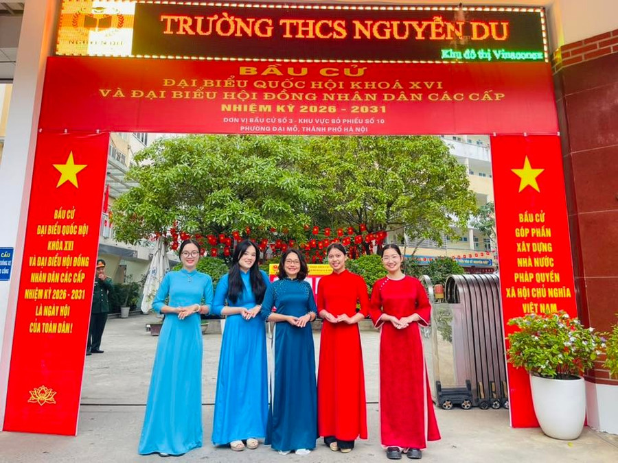 Cán bộ, Trung Tâm Đăng Nhập MM88 Chính Thức Mới Trường THCS Nguyễn Du - Đại Mỗ có mặt tại trường từ sớm để tham gia hỗ trợ công tác MM888 bảo mật an toàn. du-1.jpg