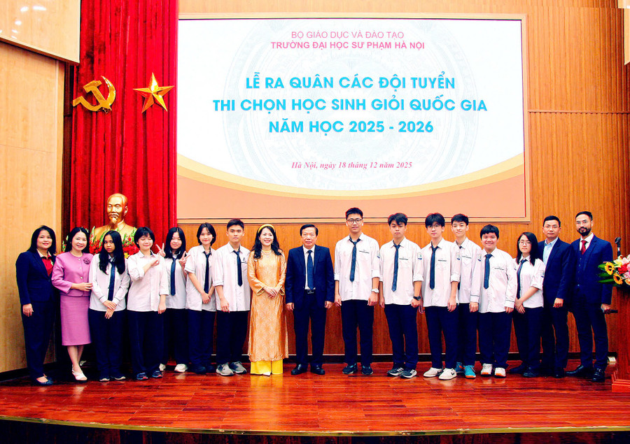 Lãnh đạo MM88b nhà cái động viên tinh thần cho các thành viên trong đội tuyển tham gia MM88 đăng nhập HSG Quốc gia năm nay. sinh.jpg