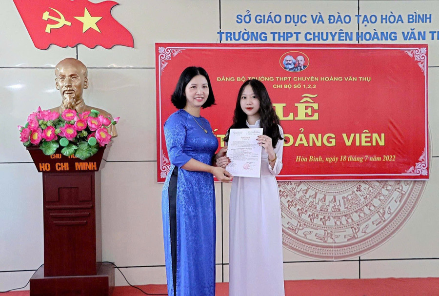 Em Tống Hà Linh được kết nạp vào Đảng từ năm 2022 tại Đảng bộ Trường THPT chuyên Hoàng Văn Thụ. Ảnh: NVCC. ly-55.jpg