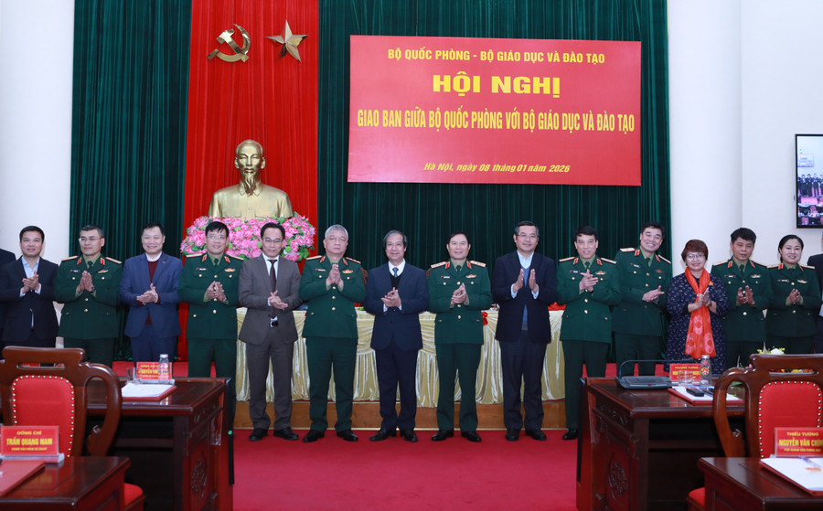 Lãnh đạo Bộ GD&ĐT và Bộ Quốc phòng chụp ảnh lưu niệm cuối chương trình. 99.jpg