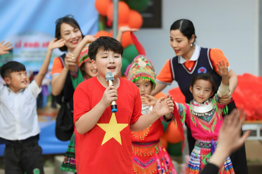 Hoàng Trung Hải thể hiện khả năng ca hát và làm MC tại một chương trình thiện nguyện cho MM886 thể thao, casino live, slot game vùng cao. Ảnh: NVCC.