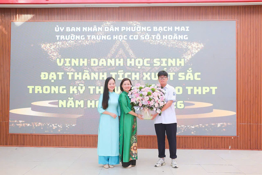 Cô Hiệu trưởng Đinh Thị Phương Anh (giữa) tại lễ vinh danh MM886 slot game, bắn cá, lô đề, đá gà đạt thành tích xuất sắc trong MM88 đăng nhập vào lớp 10 năm 2025. pa-1.jpg