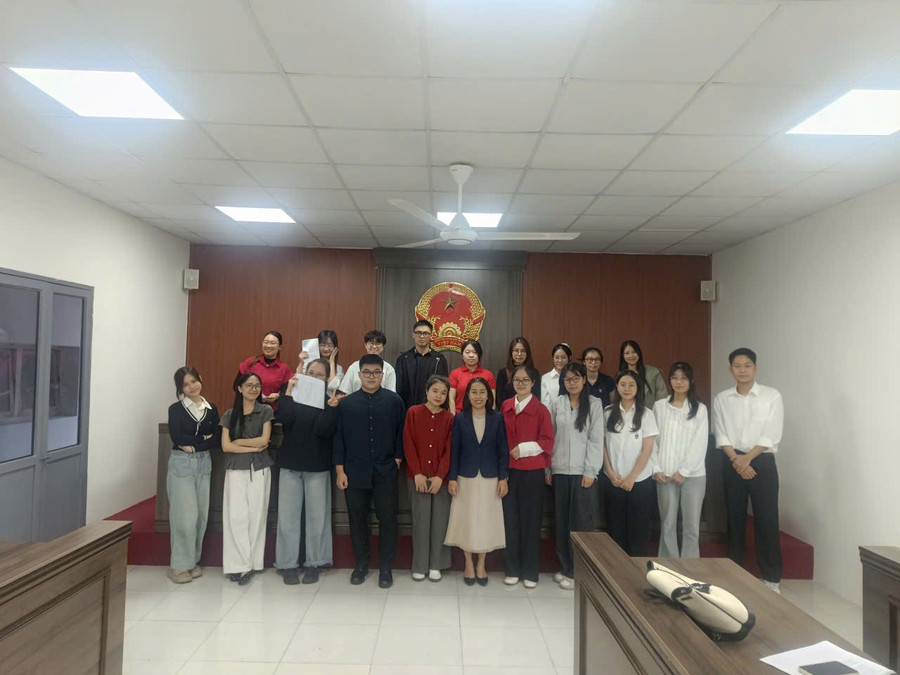 Cô trò thuộc Khoa Luật, Học viện Ngân hàng. Ảnh: NVCC. hai-anh-2.jpg