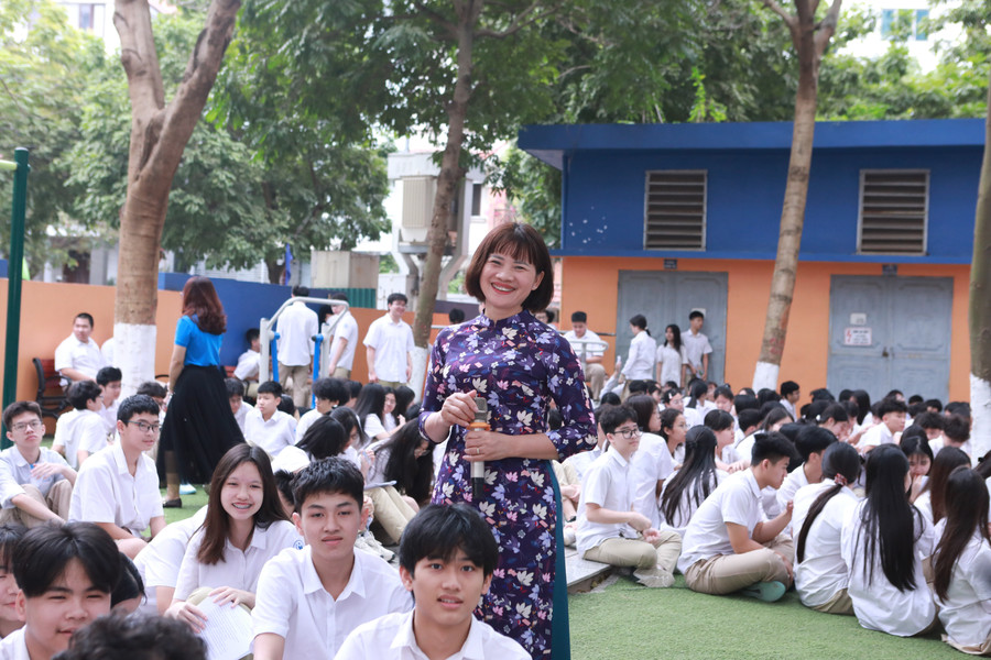 Cả cô và trò cùng nhau luyện nói những câu giao tiếp bằng tiếng Anh hằng ngày. vvv4.jpg