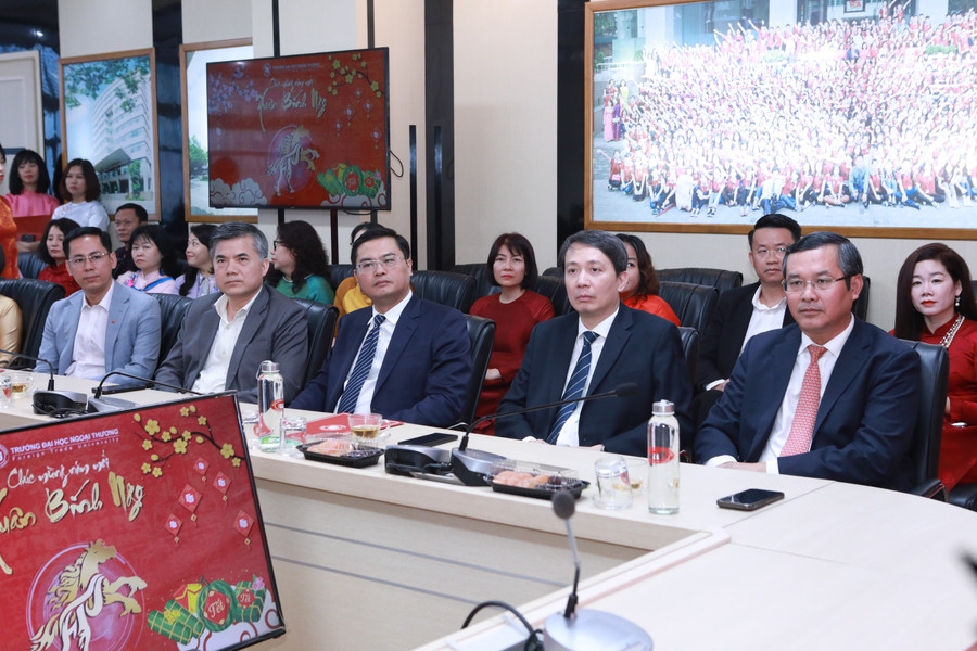 Tham gia đoàn công tác cùng Thứ trưởng Nguyễn Văn Phúc có đại diện Văn phòng Bộ và một số vụ/cục liên quan. f2.jpg