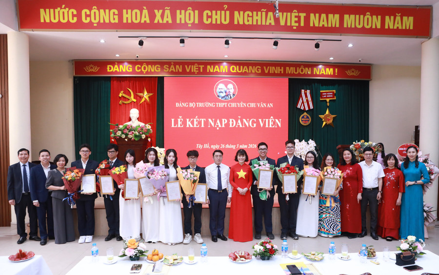 Các đại biểu chụp ảnh cùng các Đảng viên mới. 6-7562.jpg