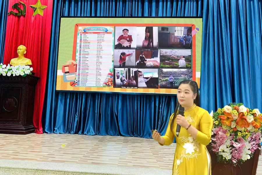 Cô Vũ Thị Mận trao đổi những giải pháp để nâng cao giảng dạy tiếng Anh nhờ công nghệ. nb-4.jpg