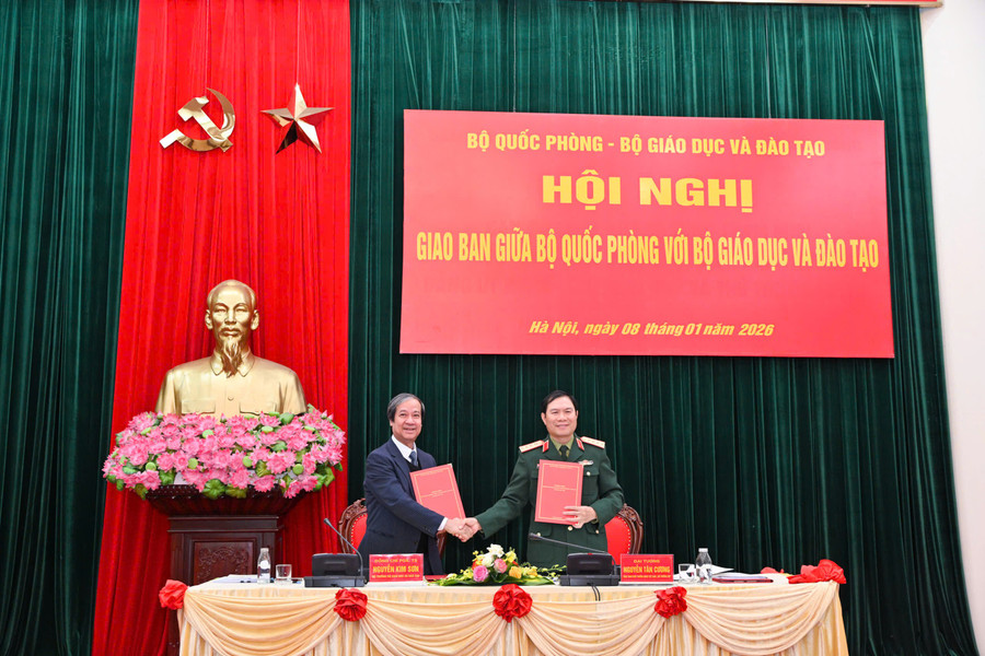 Bộ trưởng Bộ GD&ĐT Nguyễn Kim Sơn và Đại tướng Nguyễn Tân Cương - Tổng Tham mưu trưởng, Thứ trưởng Bộ Quốc phòng ký kết Chương trình phối hợp giữa hai Bộ giai đoạn 2026-2030. qp-1.jpg