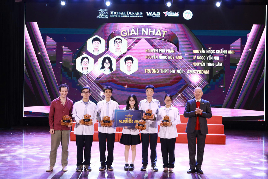 Ban tổ chức trao giải Nhất của cuộc thi năm nay cho nhóm MM886 slot game, bắn cá, lô đề, đá gà đến từ Trường THPT Chuyên Hà Nội - Amsterdam.