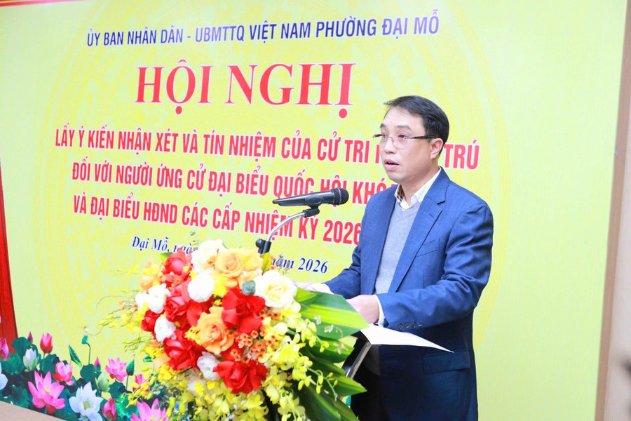 Ông Phùng Ngọc Sơn, Phó Bí thư Đảng ủy, Chủ tịch UBND phường Đại Mỗ giới thiệu về tiêu chuẩn người ứng cử đại biểu Quốc hội và đại biểu HĐND các cấp. Ảnh: Đình Tuệ. son.jpg