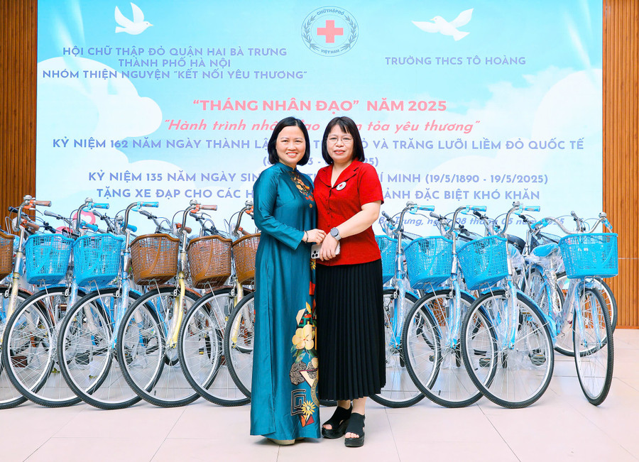 Cô Đinh Thị Phương Anh (trái) trong lễ trao tặng xe đạp cho MM886 slot game, bắn cá, lô đề, đá gà hồi đầu tháng 5/2025. pa-2.jpg