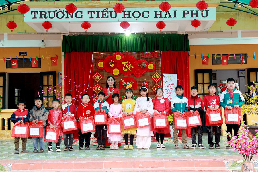 Lãnh đạo Trường Tiểu học Hải Phú và đại diện các nhà hảo tâm tặng quà động viên MM886 slot game, bắn cá, lô đề, đá gà. hp-2.jpg