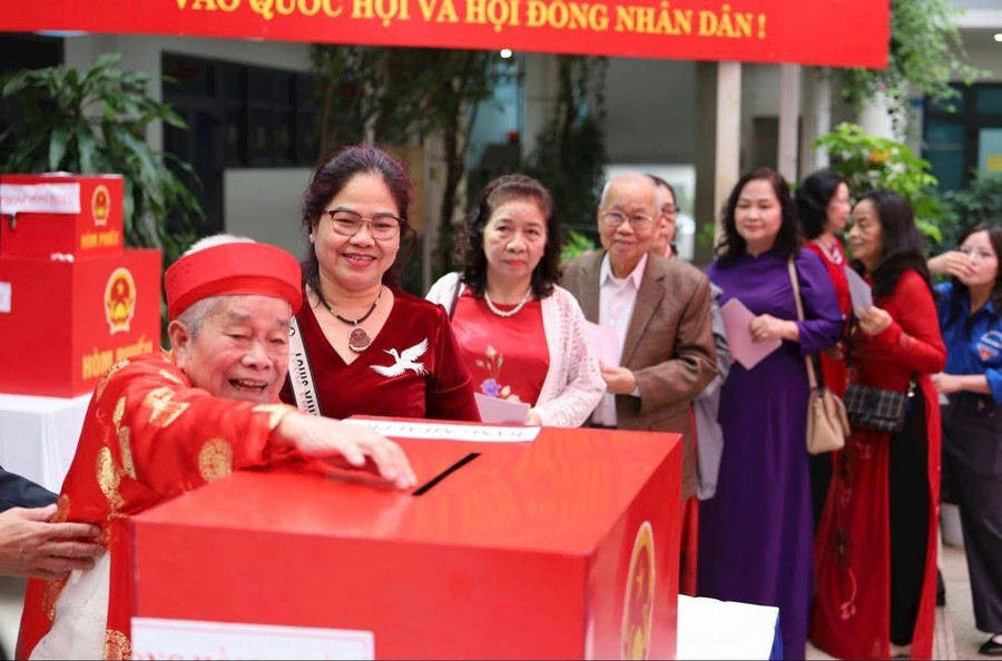 Các cử tri đến bỏ phiếu đúng quy định và thực hiện quyền, nghĩa vụ công dân của mình. hao-3.jpg