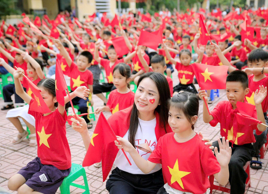 Cô trò Trường Tiểu học Trung Sơn Trầm trong một hoạt động tập thể tại sân trường tram-1.jpg