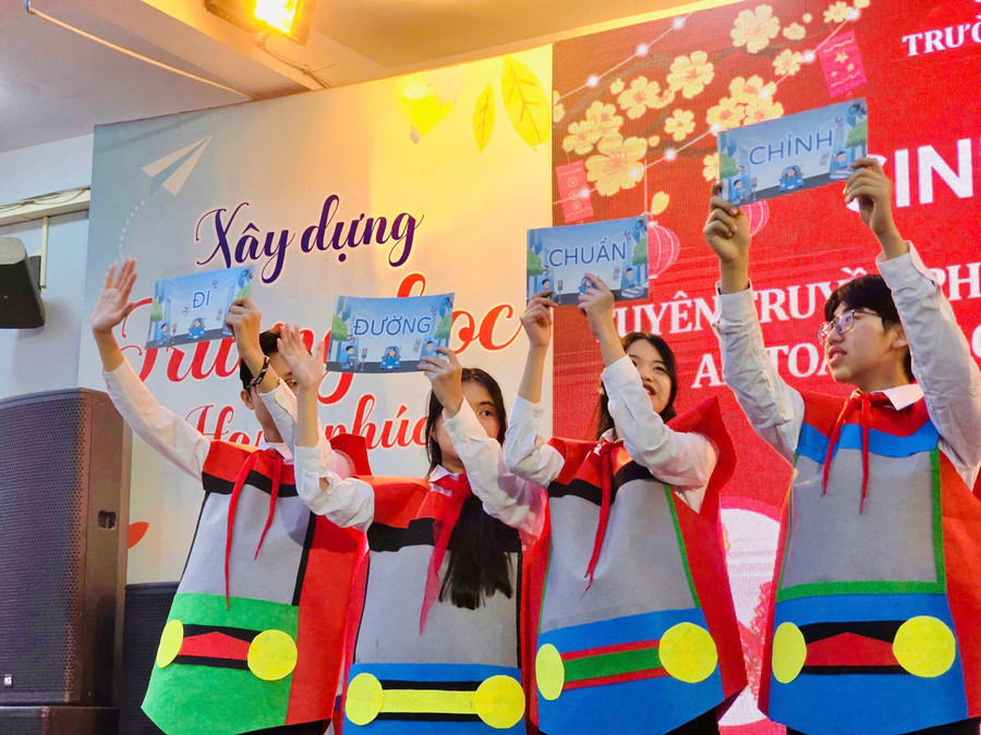 Những quy tắc an toàn giao thông được tuyên truyền tại chương trình. d7.jpg