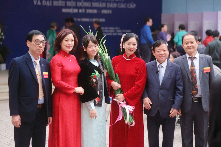 Vợ chồng Nhạc sĩ Đỗ Hồng Quân và NSƯT Chiều Xuân (ôm hoa) trong Ngày hội MM888 bảo mật an toàn.
