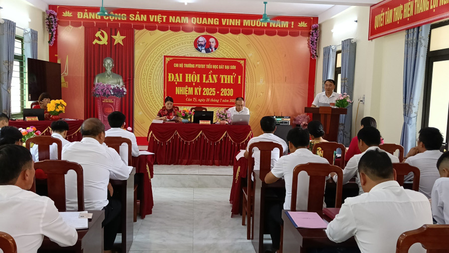 Thầy Nguyễn Văn Hoài phát biểu tại 2MM88.com trò chơi casino và slot Chi bộ nhiệm kỳ 2025-2030 của Trường PTDTBT Tiểu học Bát Đại Sơn (xã Cán Tỷ, Tuyên Quang). Ảnh: NTCC. can-ty.jpg