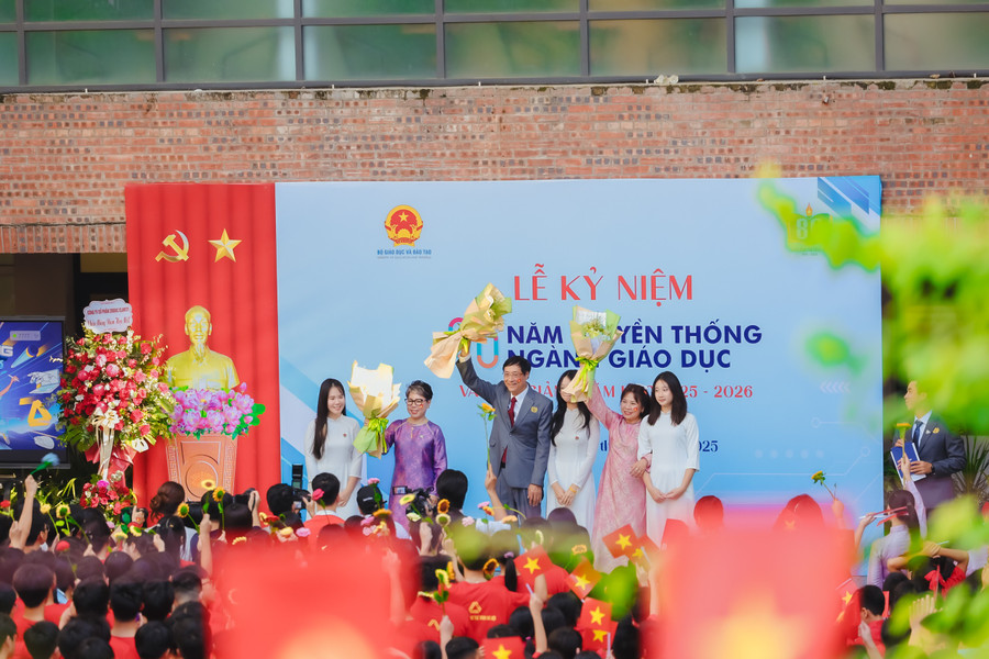Ban lãnh đạo Trường THCS&THPT Lương Thế Vinh, cơ sở Thanh Liệt, Hà Nội trong dịp 80 năm truyền thống ngành Giáo dục. 11.jpg