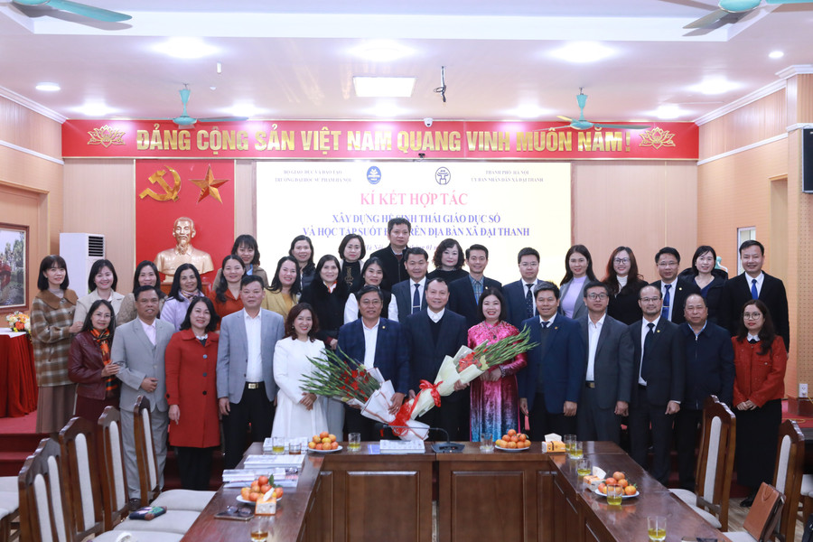 Các đại biểu cùng chụp ảnh lưu niệm cuối chương trình. 2.jpg