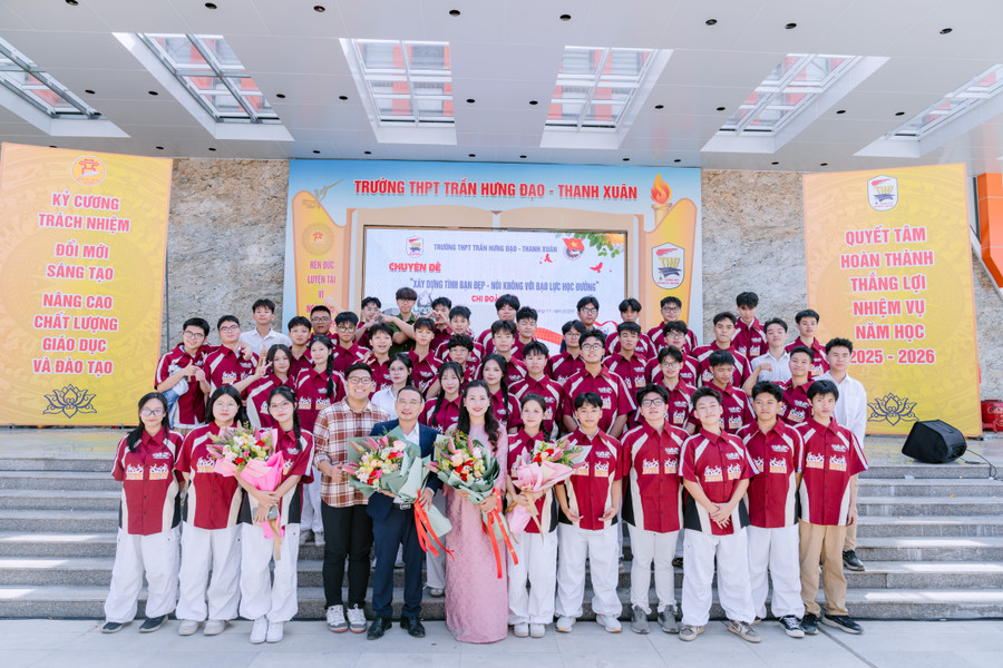 Thầy cô và học trò cùng chụp ảnh lưu niệm cuối chương trình. a2.jpg