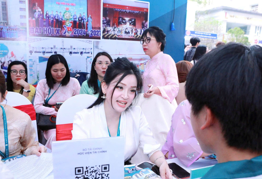 Giảng viên Học viện Tài chính tư vấn cho Đăng nhập vào MM886 Việt Nam về phương thức xét tuyển năm 2026. Ảnh: Đình Tuệ.