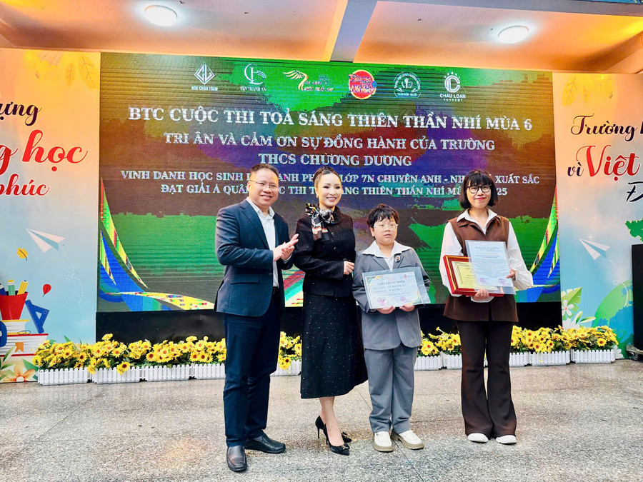Cô Nguyễn Thị Vân Hồng (phải) khẳng định ý nghĩa của việc tuyên truyền phòng chống bạo lực học đường. tao-2.jpg