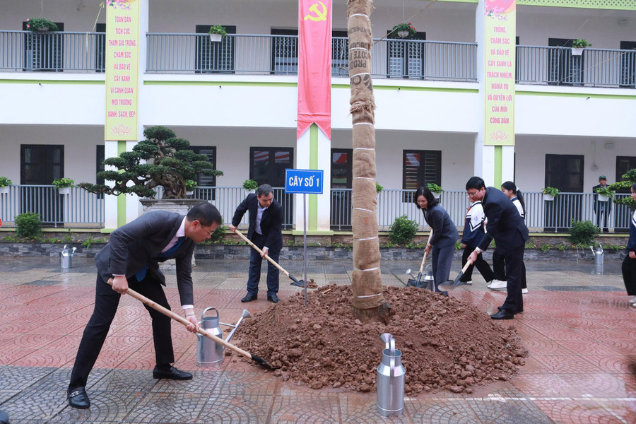 Các đại biểu thực hiện nghi thức trồng cây tại khuôn viên Trường THCS Tô Hiến Thành, xã Ô Diên. 5.jpg