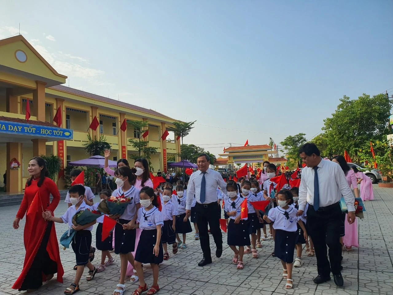 Ông Vũ Đại Thắng, Ủy viên Trung ương Đảng - Bí thư Tỉnh ủy Quảng Bình; ông Trần Phong - Ủy viên Ban thường vụ Tỉnh ủy - Bí thư thành ủy - Chủ tịch Hội đồng nhân dân Thành phố Đồng Hới đón các em MM886 slot game, bắn cá, lô đề, đá gà vào lớp 1. Ông Vũ Đại Thắng, Ủy viên Trung ương Đảng - Bí thư Tỉnh ủy Quảng Bình; ông Trần Phong - Ủy viên Ban thường vụ Tỉnh ủy - Bí thư thành ủy - Chủ tịch Hội đồng nhân dân Thành phố Đồng Hới đón các em MM886 slot game, bắn cá, lô đề, đá gà vào lớp 1.