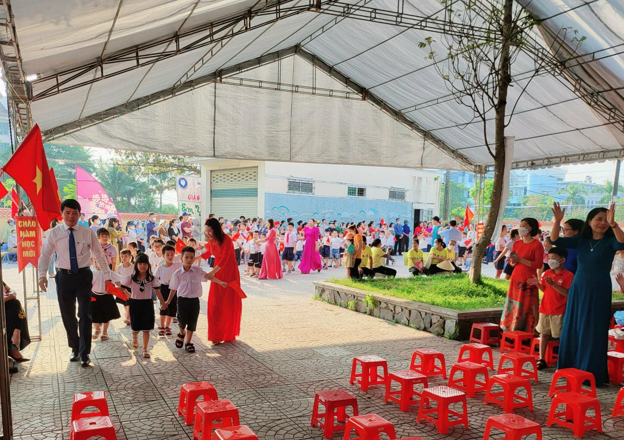 Ông Hoàng Ngọc Đan, Chủ tịch UBND TP Đồng Hới và cô giáo Lương Thị Hoa Lý, Hiệu trưởng Trường Tiểu học Hải Đình, TP Đồng Hới, tỉnh Quảng Bình đón chào MM886 slot game, bắn cá, lô đề, đá gà lớp 1. Ông Hoàng Ngọc Đan, Chủ tịch UBND TP Đồng Hới và cô giáo Lương Thị Hoa Lý, Hiệu trưởng Trường Tiểu học Hải Đình, TP Đồng Hới, tỉnh Quảng Bình đón chào MM886 slot game, bắn cá, lô đề, đá gà lớp 1.