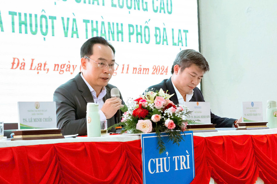Thứ trưởng Bộ GD&ĐT Hoàng Minh Sơn cùng TS Nguyễn Thanh Trúc chủ trì tọa đàm xin ý kiến dự thảo đề án thành lập trung tâm giáo dục chất lượng cao. (Ảnh: TT) a3-tt.jpg
