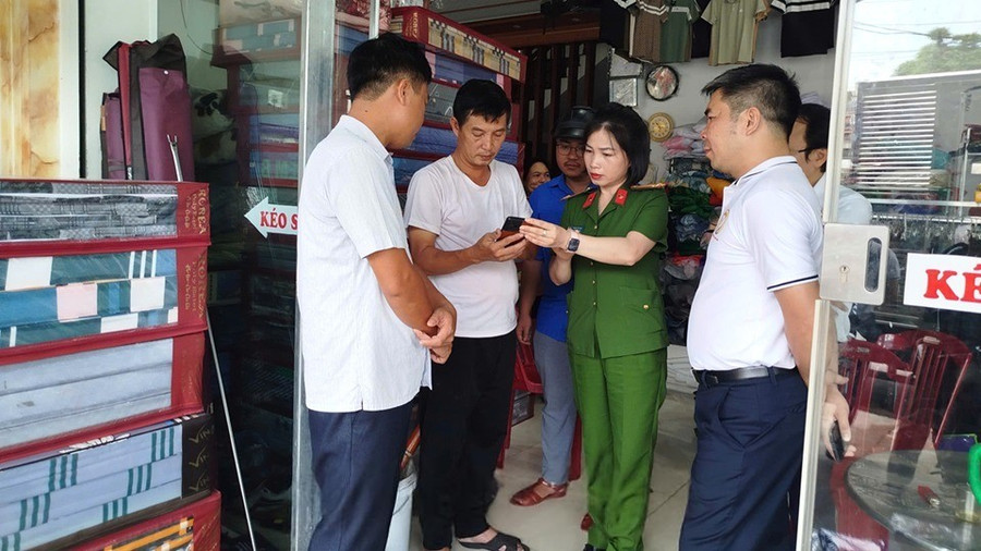 Tổ Công nghệ số cộng đồng xã Giao Thủy hướng dẫn người dân sử dụng các dịch vụ số qua điện thoại thông minh. dewatermarkai-1760237961572.jpg