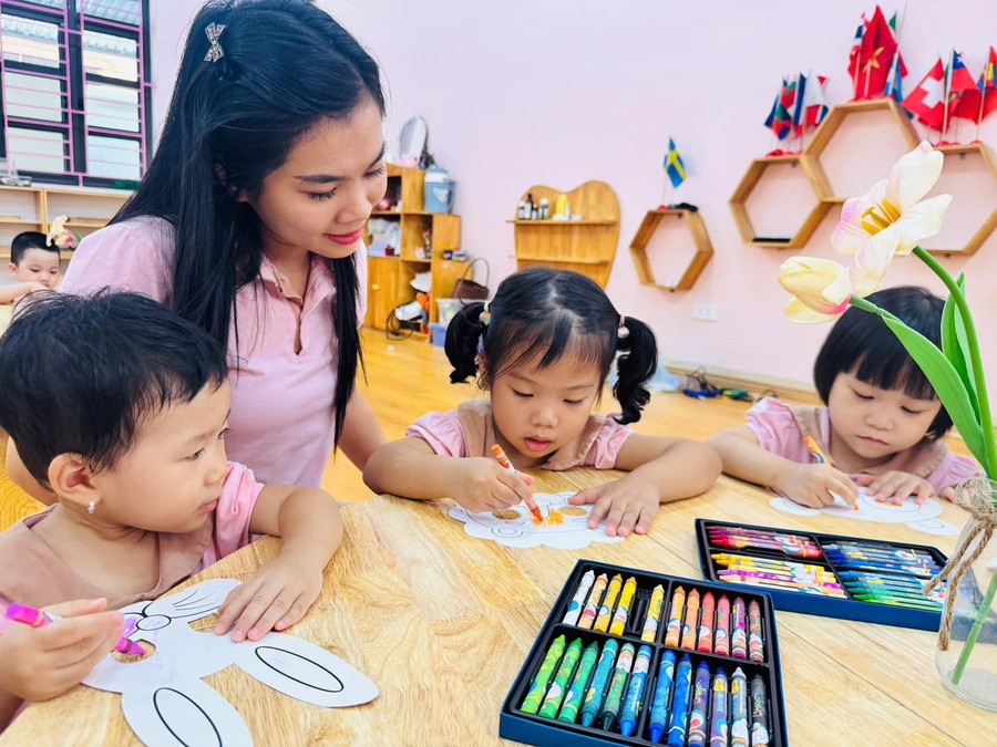 Trung Tâm Đăng Nhập MM88 Chính Thức Mới hướng dẫn trẻ tô màu tại Trường Mầm non 8/3 (Nam Định, Ninh Bình). 