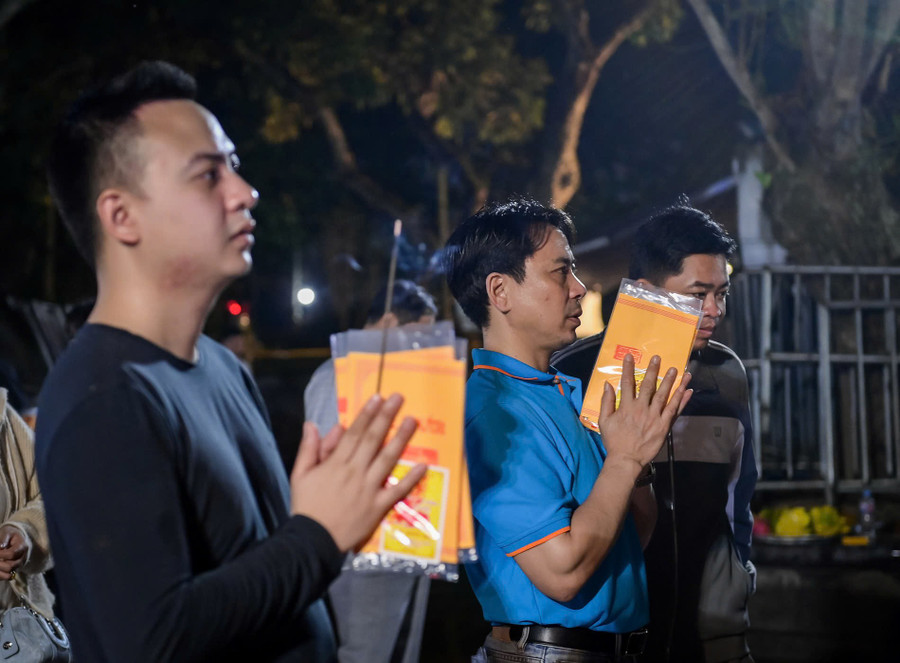 Sau khi nhận ấn, nhiều người nán lại dâng hương, cầu mong một năm mới thuận lợi, hanh thông. 9.jpg
