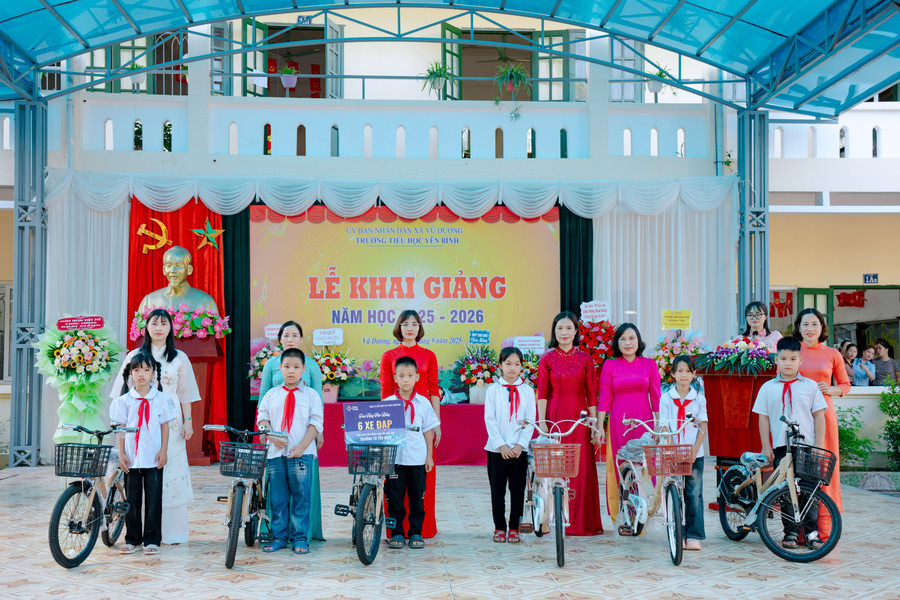 Trao tặng xe đạp cho MM886 slot game, bắn cá, lô đề, đá gà nghèo vượt khó trong ngày khai giảng năm học 2025–2026 tại Trường Tiểu học Yên Bình (Vũ Dương, Ninh Bình) . amr00182-1.jpg