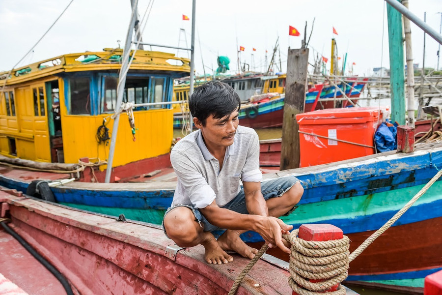 Ngư dân dùng dây thừng to để cố định vị trí tàu. anh-6.jpg