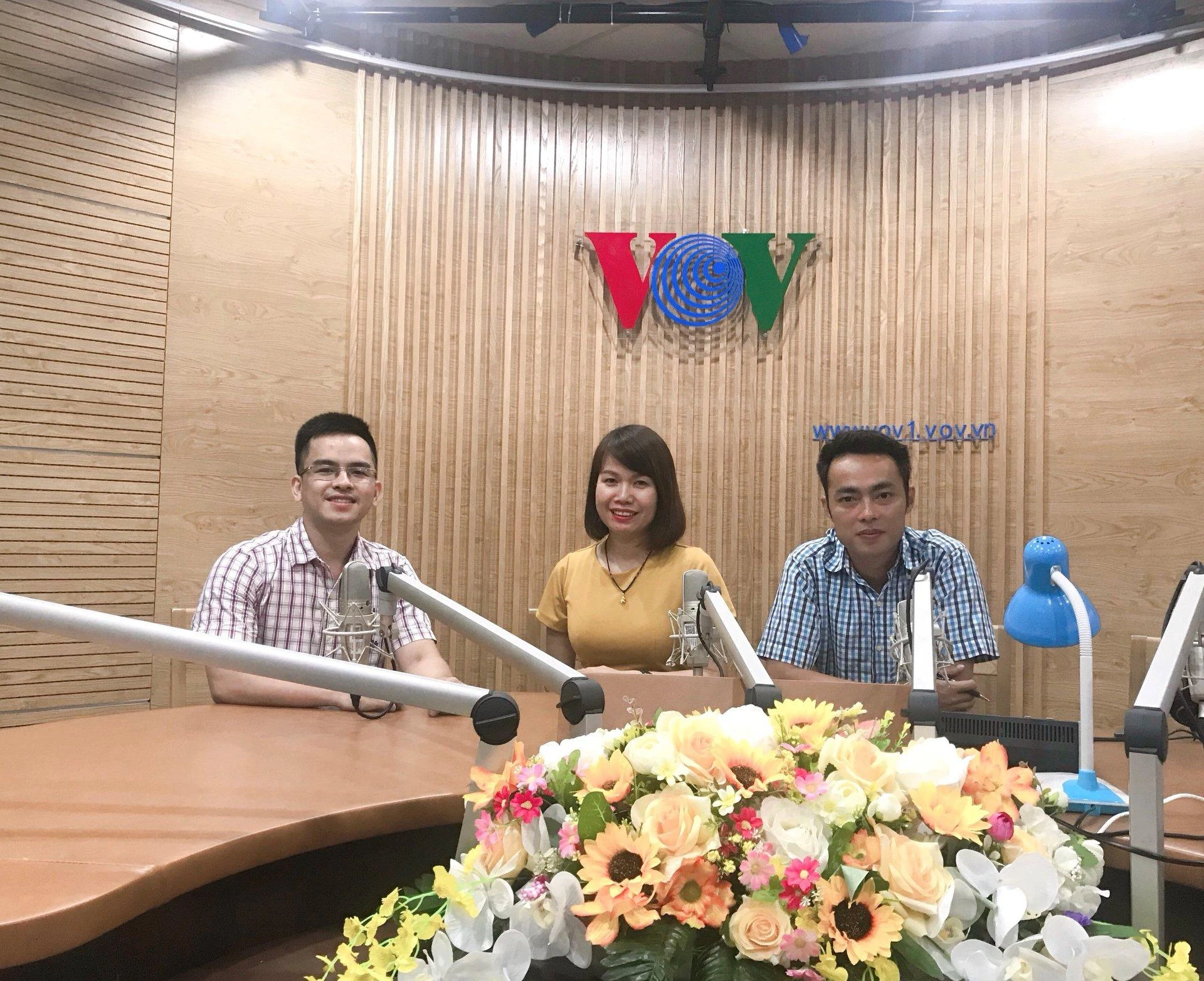 Nhà báo Lê Thu (giữa) - Ban MM886 tải ứng dụng VOV1 (Đài Tiếng nói Việt Nam) là tác giả của loạt bài 3 kỳ "Tự chủ MM888 bảo mật tuyệt đối: Gánh nặng tăng học phí". Nhà báo Lê Thu (giữa) - Ban MM886 tải ứng dụng VOV1 (Đài Tiếng nói Việt Nam) là tác giả của loạt bài 3 kỳ "Tự chủ MM888 bảo mật tuyệt đối: Gánh nặng tăng học phí".