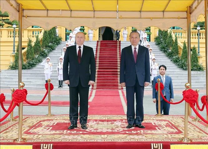 Chủ tịch nước Tô Lâm và Tổng thống Liên bang Nga Vladimir Putin trên bục danh dự, nghe quân nhạc cử Quốc thiều hai nước. Ảnh: Nhan Sáng/TTXVN Chủ tịch nước Tô Lâm và Tổng thống Liên bang Nga Vladimir Putin trên bục danh dự, nghe quân nhạc cử Quốc thiều hai nước. Ảnh: Nhan Sáng/TTXVN