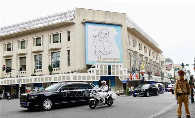 Đoàn xe của Tổng thống LB Nga Vladimir Putin trên đường di chuyển đến Phủ Chủ tịch. Ảnh: Huy Hùng/TTXVN Đoàn xe của Tổng thống LB Nga Vladimir Putin trên đường di chuyển đến Phủ Chủ tịch. Ảnh: Huy Hùng/TTXVN