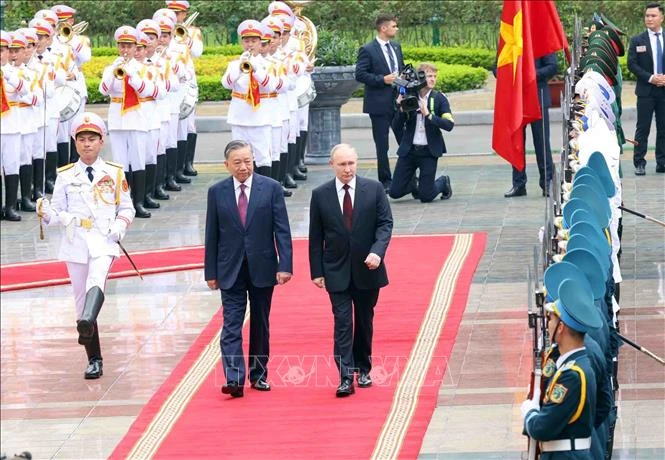 Chủ tịch nước Tô Lâm và Tổng thống Liên bang Nga Vladimir Putin duyệt Đội danh dự Quân đội nhân dân Việt Nam. Ảnh: Phạm Kiên/TTXVN Chủ tịch nước Tô Lâm và Tổng thống Liên bang Nga Vladimir Putin duyệt Đội danh dự Quân đội nhân dân Việt Nam. Ảnh: Phạm Kiên/TTXVN