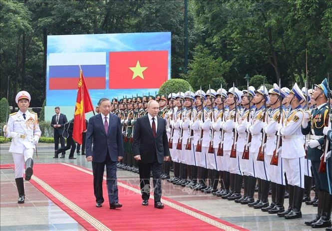 Chủ tịch nước Tô Lâm và Tổng thống Liên bang Nga Vladimir Putin duyệt Đội danh dự Quân đội nhân dân Việt Nam. Ảnh: Nhan Sáng/TTXVN Chủ tịch nước Tô Lâm và Tổng thống Liên bang Nga Vladimir Putin duyệt Đội danh dự Quân đội nhân dân Việt Nam. Ảnh: Nhan Sáng/TTXVN