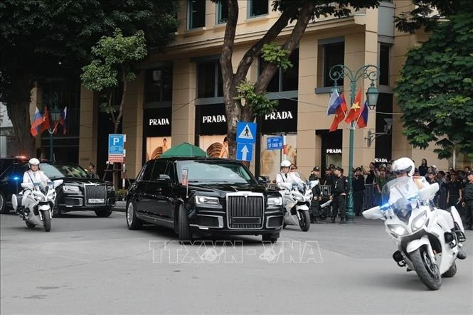 Đoàn xe của Tổng thống LB Nga Vladimir Putin rời khách sạn, di chuyển đến Phủ Chủ tịch. Ảnh: Minh Quyết/TTXVN Đoàn xe của Tổng thống LB Nga Vladimir Putin rời khách sạn, di chuyển đến Phủ Chủ tịch. Ảnh: Minh Quyết/TTXVN