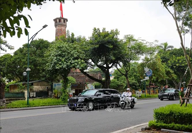Đoàn xe của Tổng thống LB Nga Vladimir Putin trên đường di chuyển đến Phủ Chủ tịch. Ảnh: Thanh Tùng/TTXVN Đoàn xe của Tổng thống LB Nga Vladimir Putin trên đường di chuyển đến Phủ Chủ tịch. Ảnh: Thanh Tùng/TTXVN