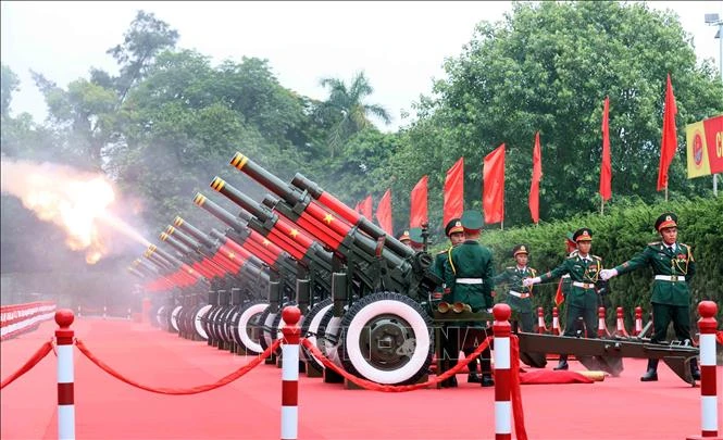 Nghi thức bắn 21 loạt đại bác chào mừng Tổng thống Liên bang Nga Vladimir Putin thăm cấp MM88b nạp rút nhanh tới Việt Nam. Ảnh: An Đăng/TTXVN Nghi thức bắn 21 loạt đại bác chào mừng Tổng thống Liên bang Nga Vladimir Putin thăm cấp MM88b nạp rút nhanh tới Việt Nam. Ảnh: An Đăng/TTXVN