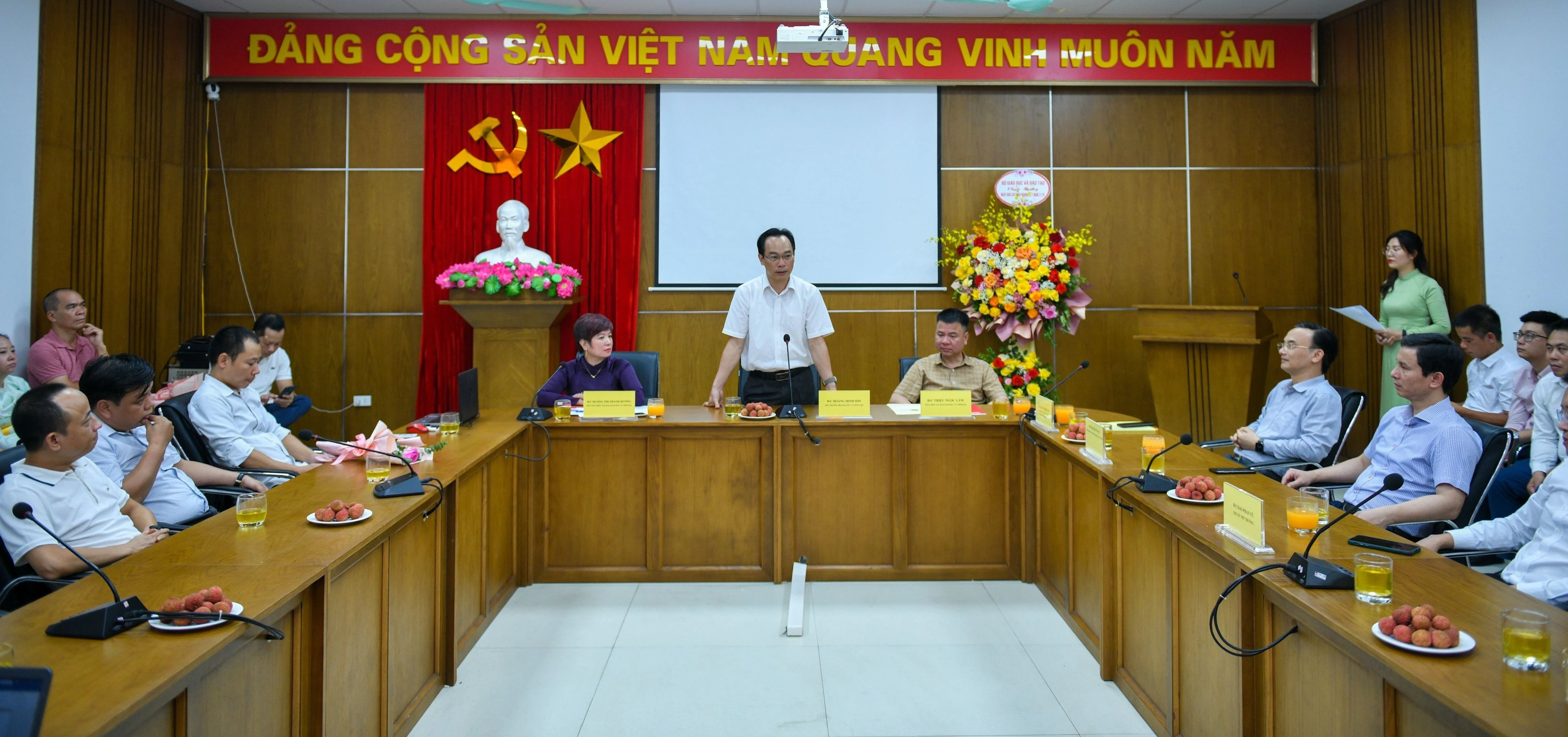 Thứ trưởng Bộ GD&ĐT Hoàng Minh Sơn chúc mừng tập thể Báo Giáo dục và Thời đại. Thứ trưởng Bộ GD&ĐT Hoàng Minh Sơn chúc mừng tập thể Báo Giáo dục và Thời đại.